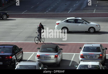 11. Januar 2009 - Los Angeles, Kalifornien, USA - Fahrradkuriere durchstreifen die Straßen, um Pakete in der Innenstadt von Los Angeles zu liefern.  (Kredit-Bild: © Ringo Chiu/ZUMA Press) Stockfoto