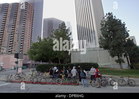 11. Januar 2009 - Los Angeles, Kalifornien, USA - Fahrradkuriere durchstreifen die Straßen, um Pakete in der Innenstadt von Los Angeles zu liefern.  (Kredit-Bild: © Ringo Chiu/ZUMA Press) Stockfoto