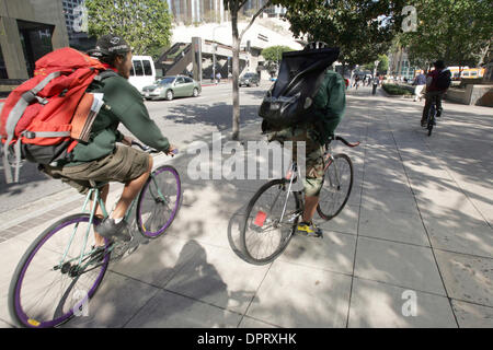 11. Januar 2009 - Los Angeles, Kalifornien, USA - Fahrradkuriere durchstreifen die Straßen, um Pakete in der Innenstadt von Los Angeles zu liefern.  (Kredit-Bild: © Ringo Chiu/ZUMA Press) Stockfoto