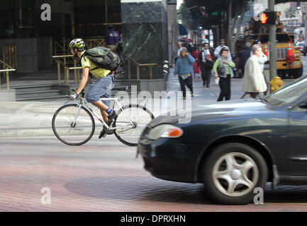 11. Januar 2009 - Los Angeles, Kalifornien, USA - Fahrradkuriere durchstreifen die Straßen, um Pakete in der Innenstadt von Los Angeles zu liefern.  (Kredit-Bild: © Ringo Chiu/ZUMA Press) Stockfoto