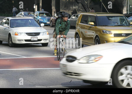 11. Januar 2009 - Los Angeles, Kalifornien, USA - Fahrradkuriere durchstreifen die Straßen, um Pakete in der Innenstadt von Los Angeles zu liefern.  (Kredit-Bild: © Ringo Chiu/ZUMA Press) Stockfoto