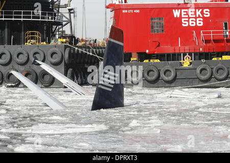 17. Januar 2009 - schwebt Manhattan, New York, USA - US-Airways-Flug 1549 in den eisigen Gewässern des Hudson River ab Battery Park City, New York auf Samstag, 17. Januar 2009. Der Airbus A320 wasserte im Hudson am Donnerstag. Erholung Arbeiter kämpfen frostigen Temperaturen und schnelle Strömungen, wie sie versuchen, die US AIRWAYS-Flug 1549 Airbus-Flugzeug zu extrahieren, um abzuschließen Stockfoto