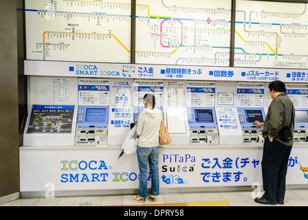 Menschen kaufen Bahntickets von einem Bahn-Ticket-Automaten Stockfoto