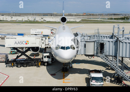 Flugzeug geladen wird; Vorbereitung für den Abflug mit Airbridge befestigt Stockfoto