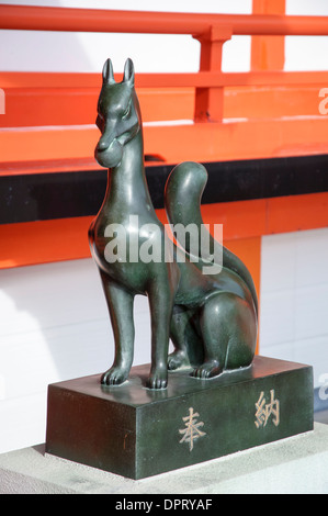 Metall Fuchs Statue bei einem Shinto-Schrein in Japan. Stockfoto