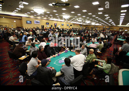 12. Februar 2009 - Los Angeles, Kalifornien, USA - Spieler bei den Poker Glücksspiel Karte Tabellen innerhalb des Commerce Casino in Los Angeles, CA. (Credit-Bild: © Ringo Chiu/ZUMA drücken) Stockfoto