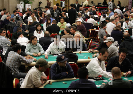 12. Februar 2009 - Los Angeles, Kalifornien, USA - Spieler bei den Poker Glücksspiel Karte Tabellen innerhalb des Commerce Casino in Los Angeles, CA. (Credit-Bild: © Ringo Chiu/ZUMA drücken) Stockfoto