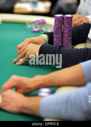 12. Februar 2009 - Los Angeles, Kalifornien, USA - AChicago Cub Fan verspielt an den Pokertischen Karte innerhalb des Commerce Casino in Los Angeles, CA. (Credit-Bild: © Ringo Chiu/ZUMA drücken) Stockfoto