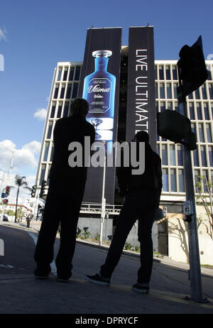 12. Februar 2009 - Los Angeles, Kalifornien, USA - die Supergraphics, die die Seiten von Gebäuden in der Stadt Los Angeles abdecken. Los Angeles Feuer Inspektoren sagte, dass sie der Eigentümer von fast 20 Gebäuden, Supergraphics an der Außenwand des ihre Eigenschaften zu entfernen bestellt haben. (Kredit-Bild: © Ringo Chiu/ZUMA Press) Stockfoto