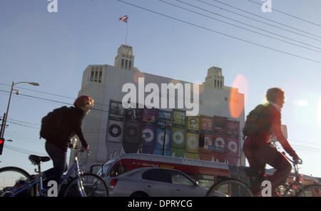 12. Februar 2009 - Los Angeles, Kalifornien, USA - die Supergraphics, die die Seiten von Gebäuden in der Stadt Los Angeles abdecken. Los Angeles Feuer Inspektoren sagte, dass sie der Eigentümer von fast 20 Gebäuden, Supergraphics an der Außenwand des ihre Eigenschaften zu entfernen bestellt haben. Hier ein iPod Nano Supergraphic (Credit-Bild: © Ringo Chiu/ZUMA drücken) Stockfoto