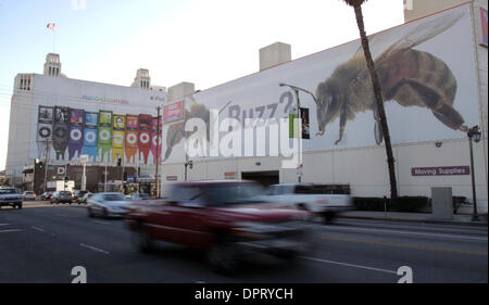 12. Februar 2009 - Los Angeles, Kalifornien, USA - die Supergraphics, die die Seiten von Gebäuden in der Stadt Los Angeles abdecken. Los Angeles Feuer Inspektoren sagte, dass sie der Eigentümer von fast 20 Gebäuden, Supergraphics an der Außenwand des ihre Eigenschaften zu entfernen bestellt haben. Hier ein iPod Nano Supergraphic (Credit-Bild: © Ringo Chiu/ZUMA drücken) Stockfoto