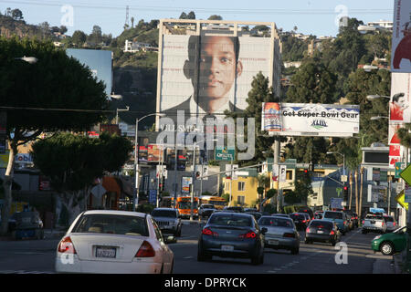 12. Februar 2009 - Los Angeles, Kalifornien, USA - die Supergraphics, die die Seiten von Gebäuden in der Stadt Los Angeles abdecken. Los Angeles Feuer Inspektoren sagte, dass sie der Eigentümer von fast 20 Gebäuden, Supergraphics an der Außenwand des ihre Eigenschaften zu entfernen bestellt haben. (Kredit-Bild: © Ringo Chiu/ZUMA Press) Stockfoto