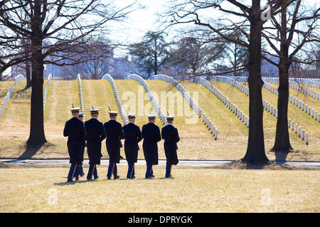 25. Februar 2009 - Arlington, Virginia, USA - A Brand Party von C Company, 1-3 Infanterie, kehrt ihr Bus nach Vertragsschluss ein Begräbnis auf dem Arlington National Cemetery. (Kredit-Bild: © Kate Karwan Burgess/zReportage.com/ZUMA) Stockfoto