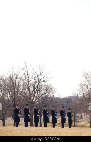 25. Februar 2009 - Arlington, Virginia, Vereinigte Staaten - eine alte Garde feuern party salutiert während einer Beerdigung auf dem Arlington National Cemetery. (Kredit-Bild: © Kate Karwan Burgess/ZUMAPRESS.com) Stockfoto