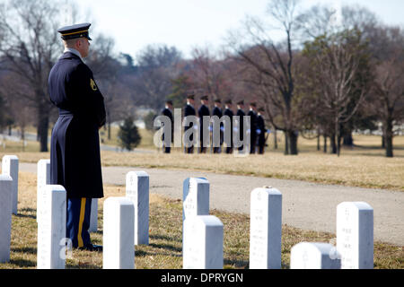 25. Februar 2009 - beobachtet Arlington, Virginia, USA - Staff Sergeant RANDY CUNNINGHAM, C Company 1-3 Infanterie, die Entlassung aus der Ferne während einer Beerdigung auf dem Arlington National Cemetery zu feiern.  (Kredit-Bild: © Kate Karwan Burgess/ZUMAPRESS.com) Stockfoto