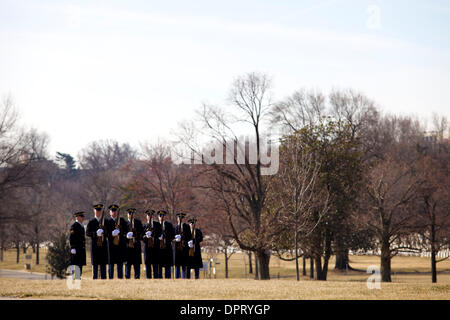 25. Februar 2009 bereitet - Arlington, Virginia, USA - die alte Garde feuern Partei C Company of 1-3 Infanterie Feuer während einer Beerdigung auf dem Arlington National Cemetery.   (Kredit-Bild: © Kate Karwan Burgess/ZUMAPRESS.com) Stockfoto