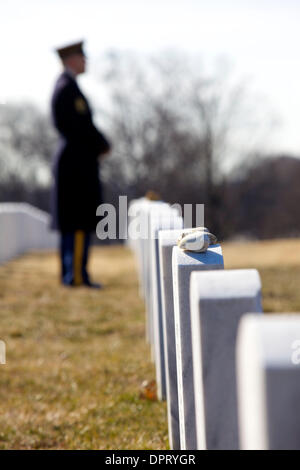 25. Februar 2009 - beobachtet Arlington, Virginia, USA - Staff Sergeant RANDY CUNNINGHAM, C Company 1-3 Infanterie, die Entlassung aus der Ferne während einer Beerdigung auf dem Arlington National Cemetery zu feiern. (Kredit-Bild: © Kate Karwan Burgess/ZUMAPRESS.com) Stockfoto