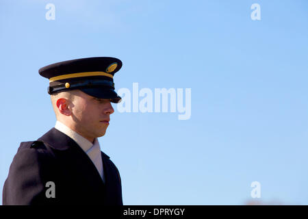 25. Februar 2009 - Arlington, Virginia, USA - Porträt von Private First Class FRANK CHAPMAN, C Company 1-3 Infanterie, unmittelbar nach einer Beerdigung auf dem Arlington National Cemetery.  (Kredit-Bild: © Kate Karwan Burgess/ZUMAPRESS.com) Stockfoto