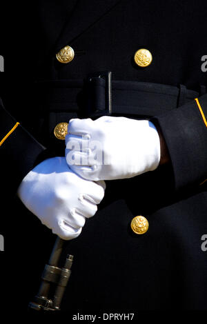 25. Februar 2009 - Arlington, Virginia, Vereinigte Staaten - eine alte Garde-Uniform ist getragen von einem Brand Gruppenmitglied auf dem Arlington National Cemetery.  (Kredit-Bild: © Kate Karwan Burgess/ZUMAPRESS.com) Stockfoto