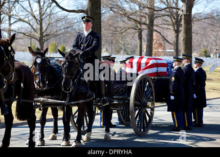 25. Februar 2009 bereitet - Arlington, Virginia, USA - der Sarg-Team um einen Sarg in einer Grabstätte auf dem Arlington National Cemetery zu transportieren.  (Kredit-Bild: © Kate Karwan Burgess/ZUMAPRESS.com) Stockfoto