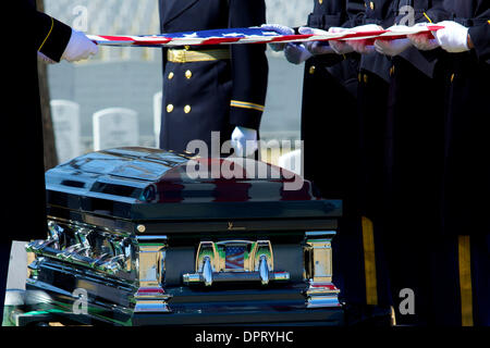 25. Februar 2009 ist die USA - Arlington, Virginia, USA - Flagge über einen Sarg bevor Sie gefaltet und präsentiert die nächsten Angehörigen während einer Beerdigung auf dem Arlington National Cemetery statt.  (Kredit-Bild: © Kate Karwan Burgess/ZUMAPRESS.com) Stockfoto