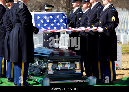 25. Februar 2009 ist die USA - Arlington, Virginia, USA - Flagge über einen Sarg bevor Sie gefaltet und präsentiert die nächsten Angehörigen während einer Beerdigung auf dem Arlington National Cemetery statt.  (Kredit-Bild: © Kate Karwan Burgess/ZUMAPRESS.com) Stockfoto