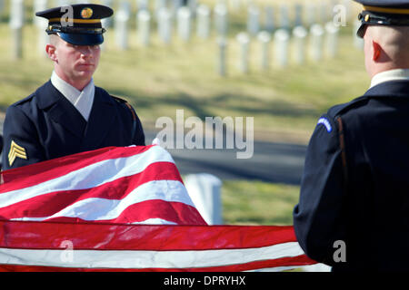 25. Februar 2009 - bewegt sich Arlington, Virginia, US - Sergeant JERRELL CRONAN, Sarg-Teamleiter, C Company, 1-3 Infanterie, nur seine Augen und Händen beim Falten die Flagge auf dem Arlington National Cemetery.  (Kredit-Bild: © Kate Karwan Burgess/ZUMAPRESS.com) Stockfoto