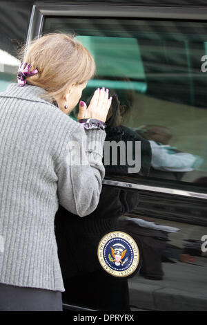 19. März 2009 - Los Angeles, Kalifornien, USA - eine Frau wirft einen Blick auf Präsident Obama Limousine Cadillac One außerhalb Miguel Contreras lernen komplexe in Los Angeles 19. März 2009. (Kredit-Bild: © Ringo Chiu/ZUMA Press) Stockfoto