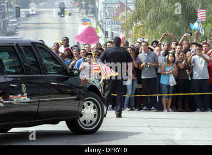 19. März 2009 warten - Los Angeles, Kalifornien, USA - Leute außerhalb Miguel Contreras lernen komplexe, Präsident Obama in seiner Cadillac One in Los Angeles begrüßen zu dürfen. (Kredit-Bild: © Ringo Chiu/ZUMA Press) Stockfoto