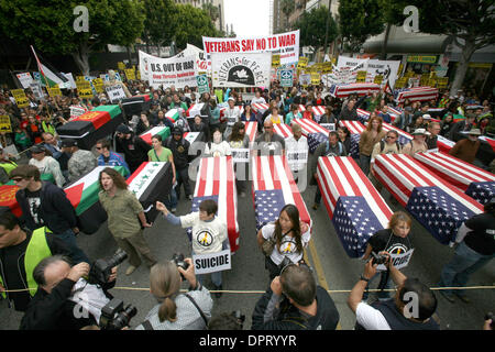 21. März 2009 tragen - Hollywood, Kalifornien, USA - Anti-Kriegs-AktivistInnen Särge, wie sie einen Marsch in Hollywood, um dort den 6. Jahrestag der Krieg der USA im Irak, 21. März 2009 protest anzuschließen. (Kredit-Bild: © Ringo Chiu/ZUMA Press) Stockfoto