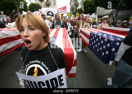 21. März 2009 tragen - Hollywood, Kalifornien, USA - Anti-Kriegs-AktivistInnen Särge, wie sie einen Marsch in Hollywood, um dort den 6. Jahrestag der Krieg der USA im Irak, 21. März 2009 protest anzuschließen. (Kredit-Bild: © Ringo Chiu/ZUMA Press) Stockfoto