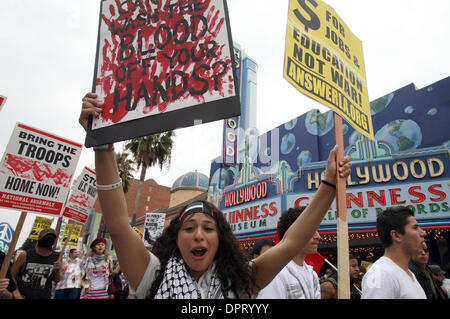 21. März 2009 März - Hollywood, Kalifornien, USA - Anti-Kriegs-AktivistInnen in Hollywood, um dort den 6. Jahrestag der Krieg der USA im Irak, 21. März 2009 zu protestieren.  (Kredit-Bild: © Ringo Chiu/ZUMA Press) Stockfoto