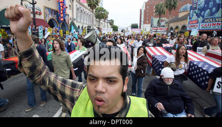 21. März 2009 März - Hollywood, Kalifornien, USA - Anti-Kriegs-AktivistInnen in Hollywood, um dort den 6. Jahrestag der Krieg der USA im Irak, 21. März 2009 zu protestieren. (Kredit-Bild: © Ringo Chiu/ZUMA Press) Stockfoto