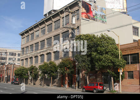 1. April 2009 - San Francisco, Kalifornien, USA - weltweit HQ der Twitter, Inc. 539 Bryant Street, San Francisco, Kalifornien. Bild zeigt die nicht näher bezeichneten Twitter-Hauptquartier in einem heruntergekommenen Teil der Gedenkveranstaltungen, die Teil des Viertels South of Market oder SoMa.  Seit März 2006 ist Twitter populär geworden wie ein Echtzeit-short messaging service, wor Stockfoto