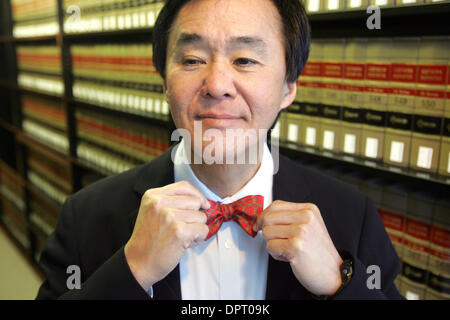 15. April 2009 - Los Angeles, Kalifornien, USA - MORGAN CHU, Rechtsanwalt des geistigen Eigentums ist eines der erste asiatische Amerikaner, eine großen US-Kanzlei zu führen. Chus professionelle Auszeichnungen erkennen ihn als einer der einflussreichsten Juristen und erfolgreichsten Prozessanwälte des Landes. (Kredit-Bild: © Ringo Chiu/ZUMA Press) Stockfoto