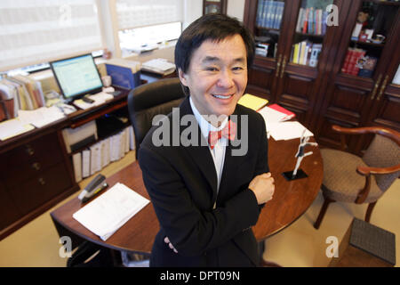 15. April 2009 - Los Angeles, Kalifornien, USA - MORGAN CHU, Rechtsanwalt des geistigen Eigentums ist eines der erste asiatische Amerikaner, eine großen US-Kanzlei zu führen. Chus professionelle Auszeichnungen erkennen ihn als einer der einflussreichsten Juristen und erfolgreichsten Prozessanwälte des Landes. (Kredit-Bild: © Ringo Chiu/ZUMA Press) Stockfoto