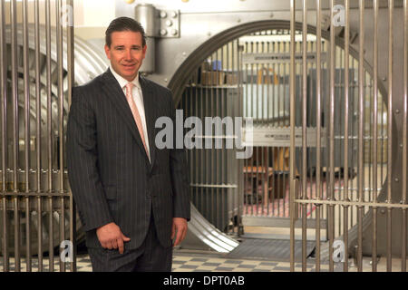 15. April 2009 - Los Angeles, Kalifornien, USA - HENRY WALKER, CEO der Landwirte & Merchants Bank in Long Beach. (Kredit-Bild: © Ringo Chiu/ZUMA Press) Stockfoto