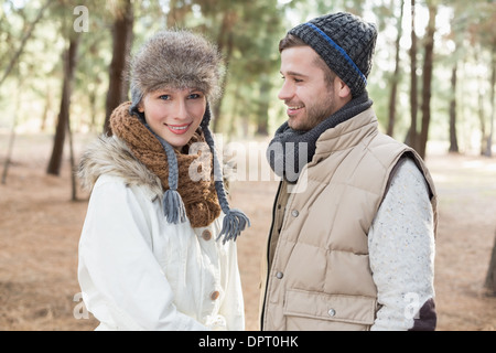 Junges Paar in Winterkleidung im Wald Stockfoto