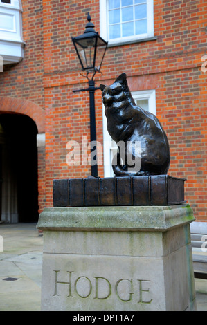 London, England, Vereinigtes Königreich. Hodge - Bronze-Skulptur (John Bickley; 1997) von Dr. Samuel Johnson Haustierkatze in Gough Square Stockfoto