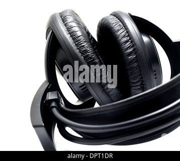 Schwarze Kopfhörer auf dem weißen Hintergrund. Closeup erschossen. Stockfoto
