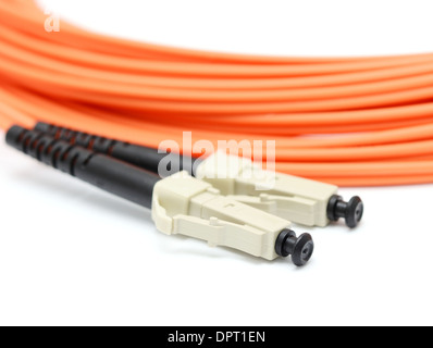 Auf dem weißen Hintergrund Makro Orange optisches Kabel anschließen. Stockfoto