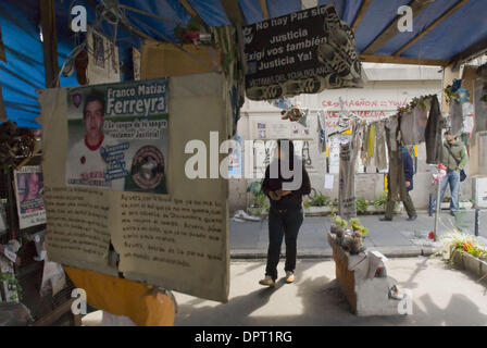 20. Dezember 2008 - Buenos Aires, Argentinien - Datei Foto: Sep 08, 2008. Eine Frau geht unter den persönlichen Ehrungen, Fotografien und Kleidung links am Denkmal für die 194 Jugendliche in der Republica Cromagnon-Nacht starben club Feuer in Buenos Aires, Argentinien im Dezember 2004. Das vierjährige Jubiläum wird mit einem März und Protest bei den Plaz beginnen am 30. Dezember 2008, markiert werden Stockfoto