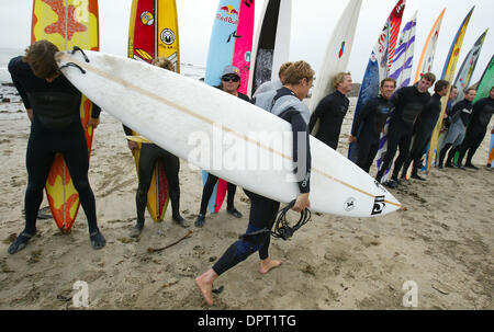 Surfer Line up für ihre Vorstellungen während der Eröffnungsfeier für die Mavericks Surf-Wettbewerb 2009 von Pillar Point auf Dienstag, 6. Januar 2009 in Princeton am Meer, California... (Aric Crabb /Staff) Stockfoto