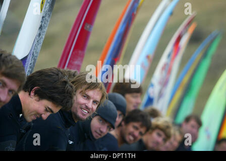 Ehemalige Weltmeister Greg Long, links, und Grant Baker Line-up für Einführungen während der Eröffnungsfeier für die Mavericks Surf-Wettbewerb 2009 von Pillar Point auf Dienstag, 6. Januar 2009 in Princeton am Meer, California... (Aric Crabb /Staff) Stockfoto