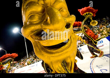 28. Februar 2009 - gehören Gualeguaychu, Buenos Aires, Argentinien - Gold Masken und hellen Farben der Kostüme für die Gruppe Papelitos während des Karnevals in der Corsodromo in Gualeguaychu, Argentinien. (Kredit-Bild: © Caitlin M Kelly/ZUMA Press) Stockfoto