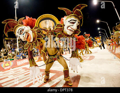 28. Februar 2009 - Gualeguaychu, Buenos Aires, Argentinien - große Kostüme mit Joker und Masken markieren Sie das Thema für Papelitos während des Karnevals in der Corsodromo in Gualeguaychu, Argentinien. (Kredit-Bild: © Caitlin M Kelly/ZUMA Press) Stockfoto