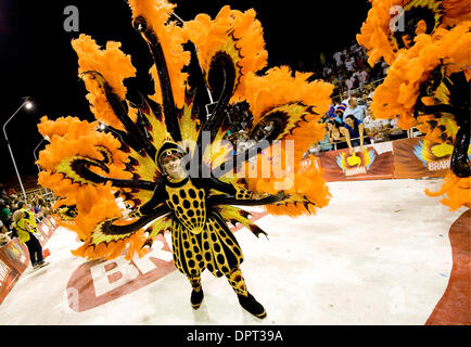 28. Februar 2009 - bewegt sich Gualeguaychu, Buenos Aires, Argentinien - Mari Mari Tänzer durch die Corsodromo während des Karnevals in Gualeguaychu, Argentinien. (Kredit-Bild: © Caitlin M Kelly/ZUMA Press) Stockfoto