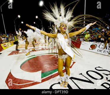 28. Februar 2009 - Gualeguaychu, Buenos Aires, Argentinien - gekrönte Königin des Karnevals, Catalina Lagomarisino Mari Mari Tänze durch die Corsodromo während des Karnevals in Gualeguaychu, Argentinien. (Kredit-Bild: © Caitlin M Kelly/ZUMA Press) Stockfoto