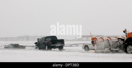 9. März 2009 führte zu zahlreichen Verkehrsunfällen - dieses hier ostwärts Interstate 94 in der Nähe von Fargo - Fargo, North Dakota, USA - früh morgens Gefrierender Regen Wechsel zu Schneetreiben am Nachmittag. Ein Wettersystem gedumpten zwischen 4 und 8 Zoll Schnee auf Bereiche von Nordosten North Dakota und Minnesota nordwestlichen Montag während Blizzard Warnung für den gleichen Bereich ausgestellt wurde Stockfoto