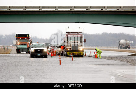 Mar 23, 2009 - Fargo, North Dakota, USA - Verkehr Zoll durch Wasser Kaskadierung über die Süd-gebundenen Bahnen der Interstate 29 über 25 Meilen Süden Fargo am Montag. Die North Dakota State Highway Department geschlossen in diesem Abschnitt der Interstate kurze Zeit später als Überland Hochwasser unpassierbar gemacht. (Kredit-Bild: © Bruce Mies/ZUMA Press) Stockfoto